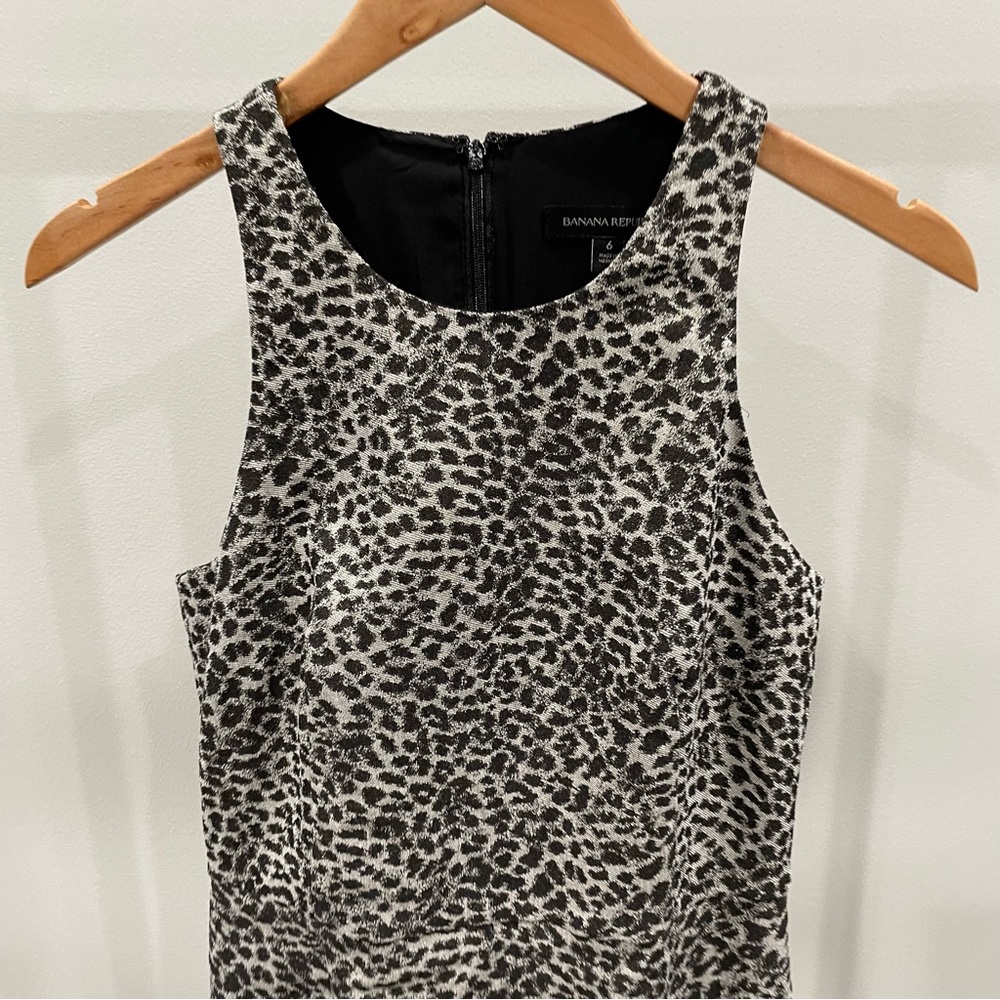 Banana Republic Sleeveless Sheath Dress in Black/Tan Animal Print Size 6 - Picture 3 of 5